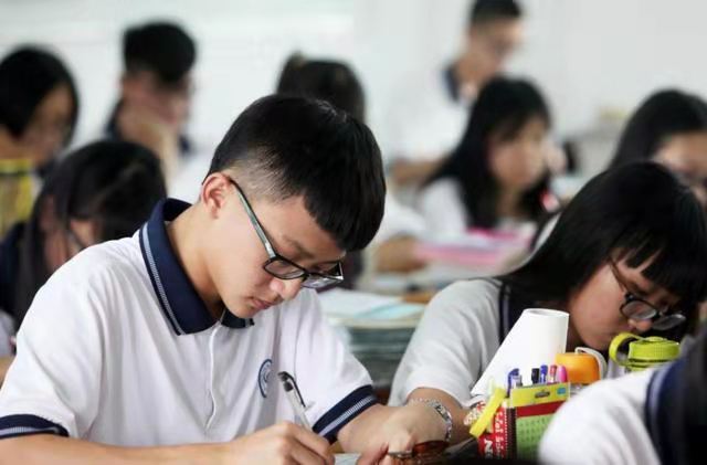 21年高考分数线预估出炉，降分已成定局，优等生却高兴不起来