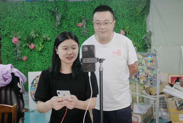 殘疾小伙的十字繡店火了！還帶動(dòng)當(dāng)?shù)貧埣踩司蜆I(yè)！岳云鵬都來買