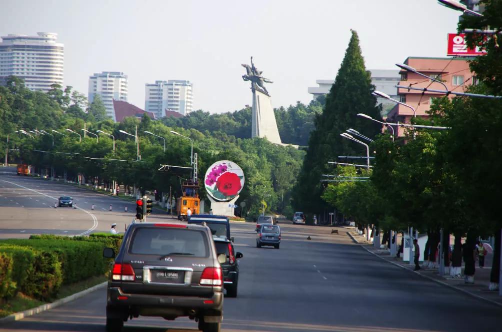 朝鲜街道宽阔,堵车塞车几乎看不到,交通方便