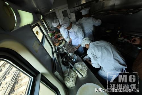 美味温暖回家路｜列车上4厨师一路做出500份盒饭百余份小炒……