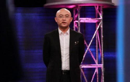 他是“江苏一哥”孟非，曾娶初恋女友为妻，今49岁一家三口超幸福