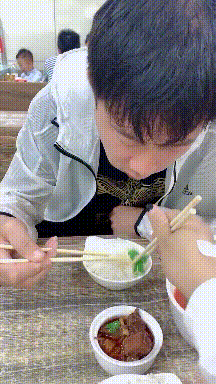 搞笑GIF开心一刻：椅子很实用，在后备箱放一个，以备不时之需