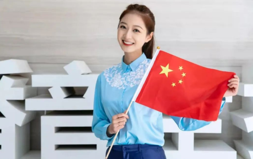 中传校花冯琳再次领诵，气质优雅彰显成熟，颇有董卿当年的风采