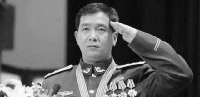 老山战场侦察英雄丁晓兵，被炸亲手割掉手臂，31年后成独臂少将