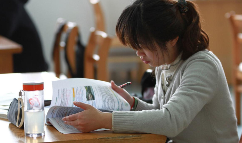 大学就读期间，若出现挂科重修会被记入档案里吗，看辅导员怎么说