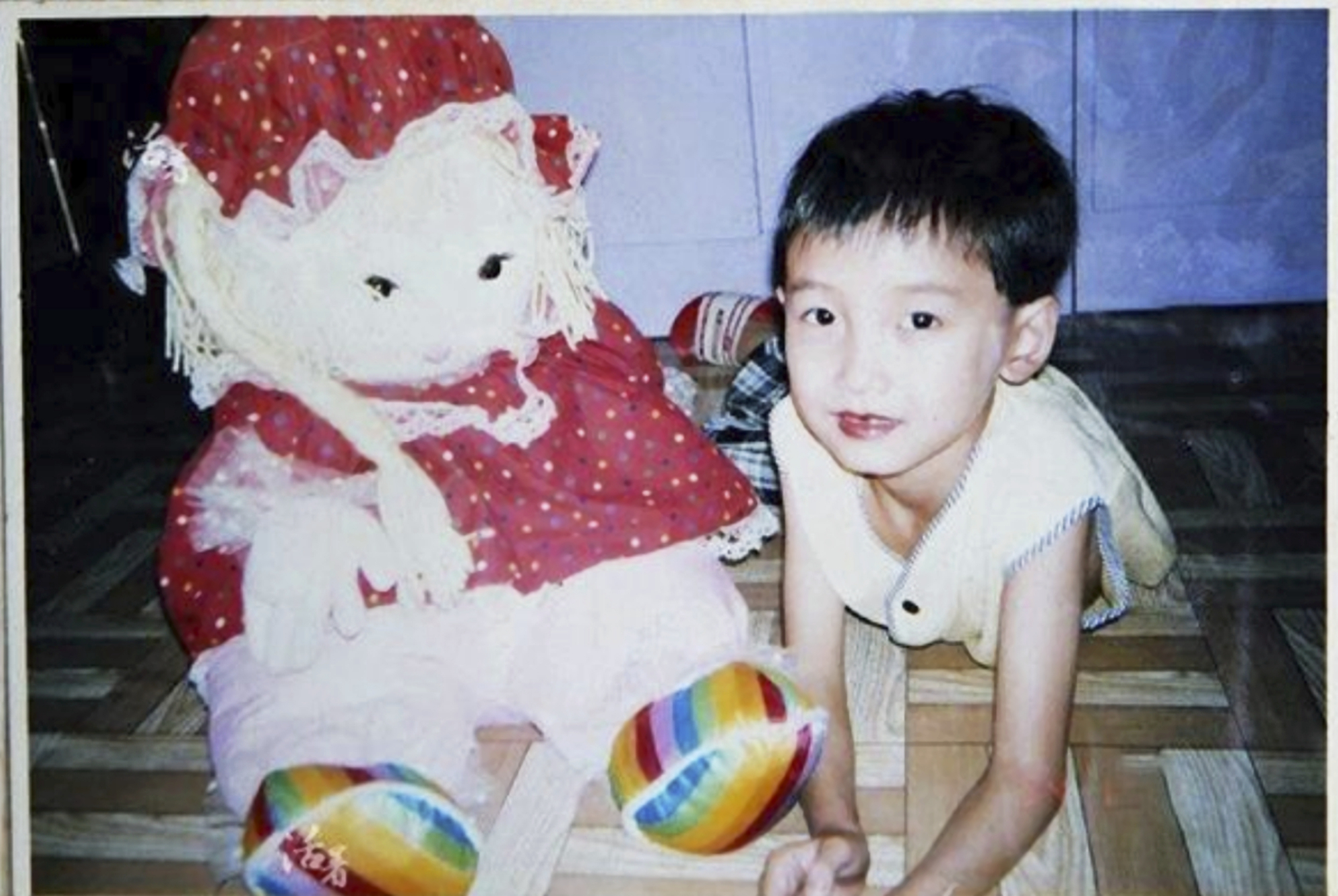 男孩子被学校变性（背母上学的男孩压力释放后选择变性）