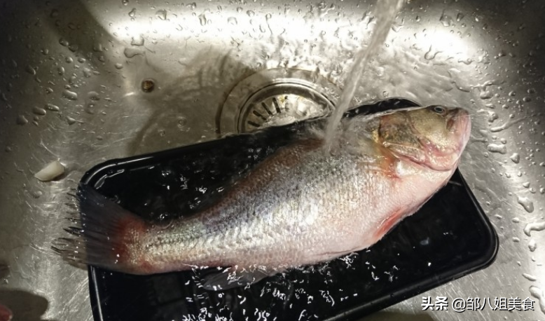 ​鱼肉蒸好为什么又硬又腥？原因有三点，教你正确做法，鱼肉嫩又香
