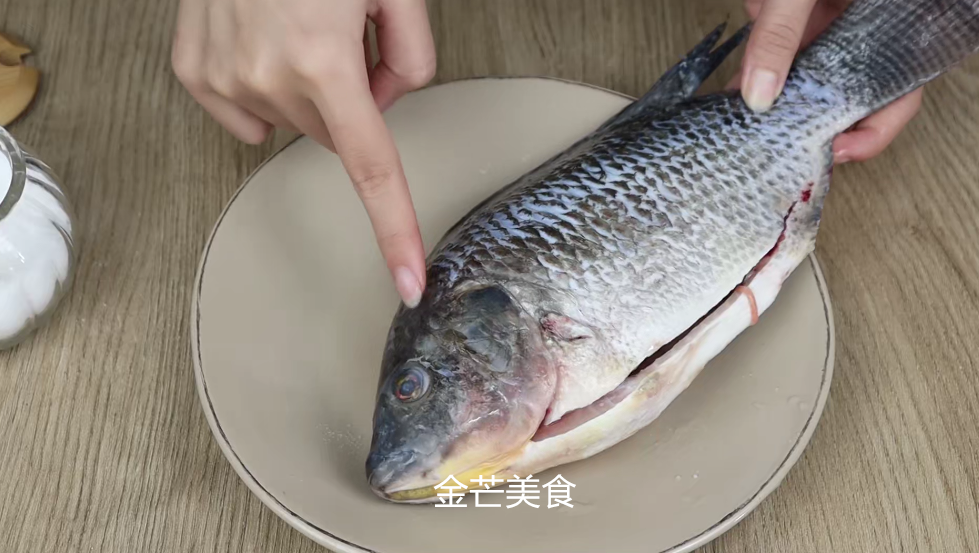 解冻鱼不能直接用水泡，海产老板教我一招，解冻后和新鲜买的一样