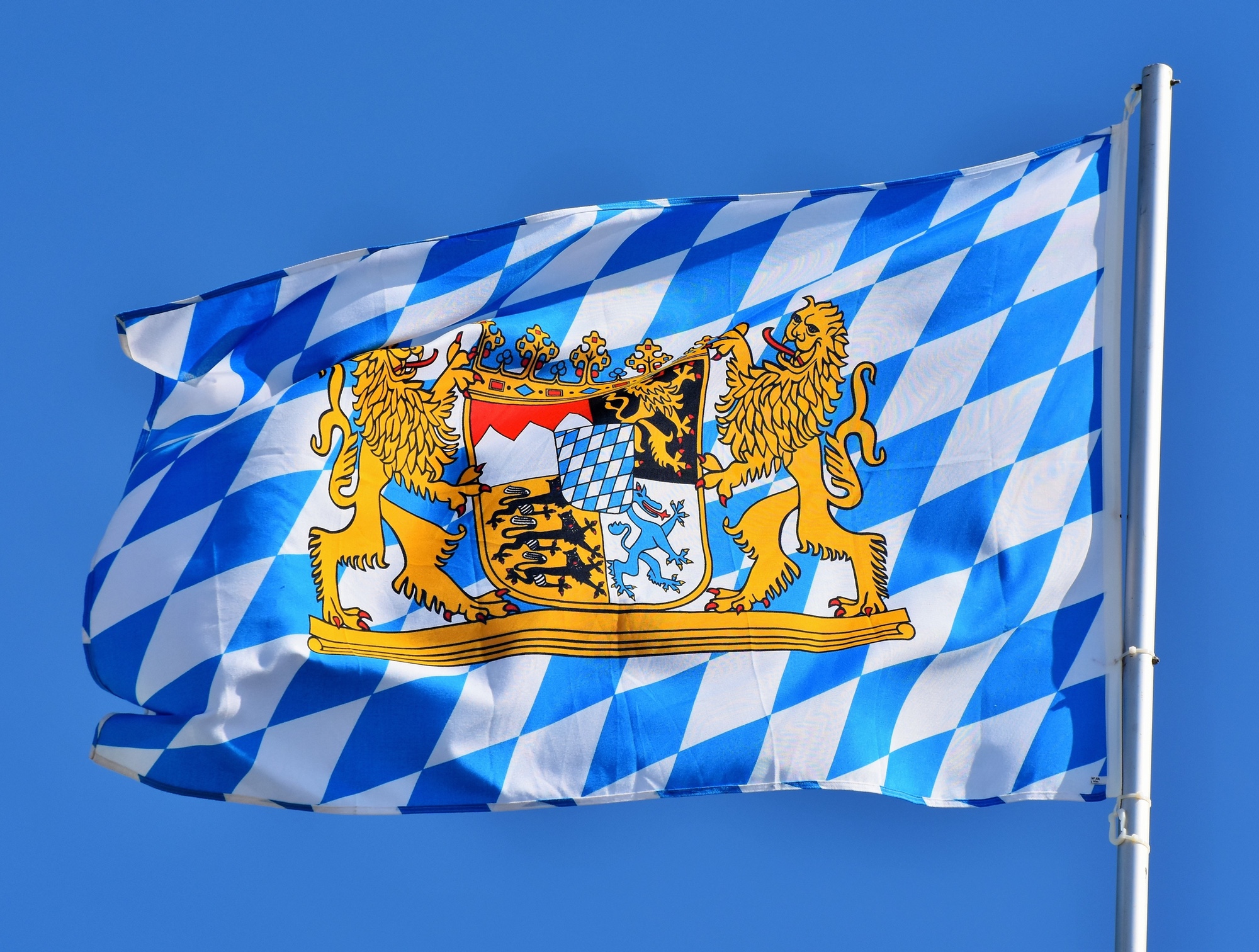 宝马是德国巴伐利亚的，蓝天白云是中国的