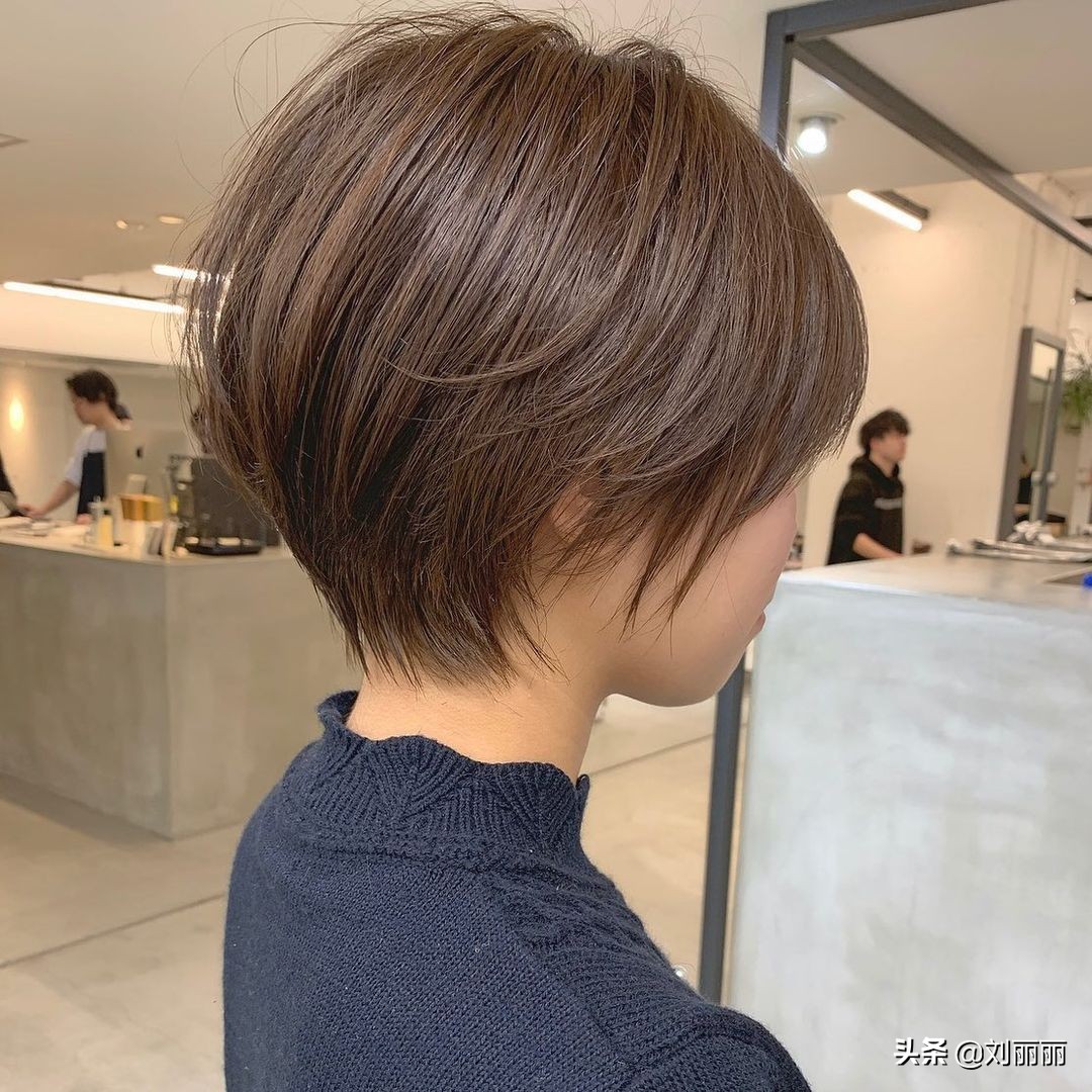 别再留长发了，今冬流行“三好短发”，越来越多女性这样剪