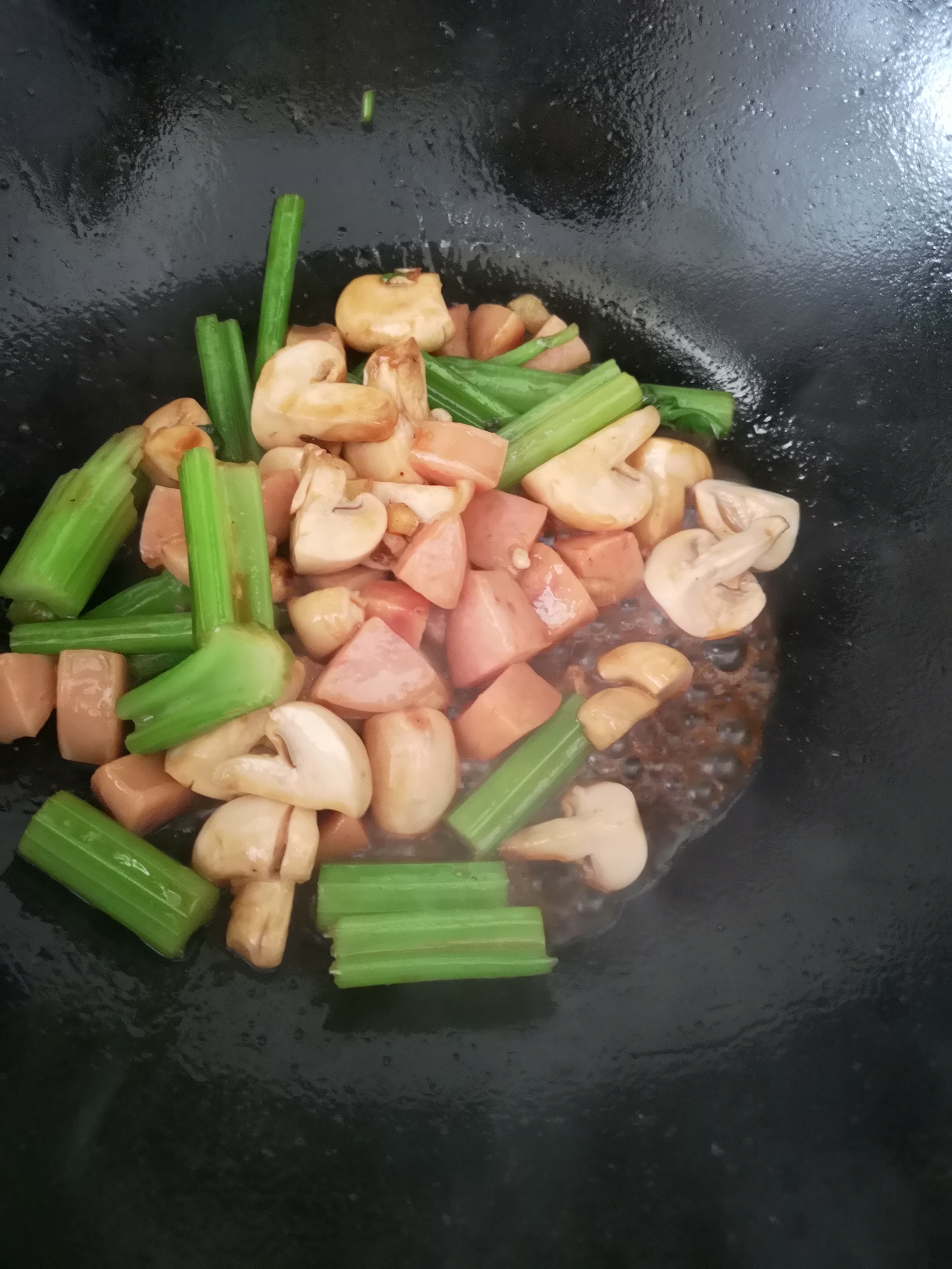做了三道菜，娃说：“表扬你今天做的饭”，我心里乐开了花