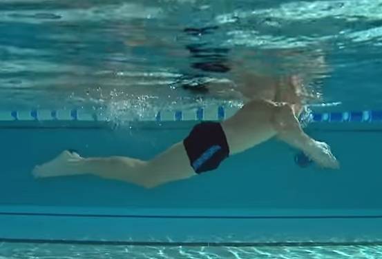 不克服这三个腿姿错误，蛙泳怎么会游得快？