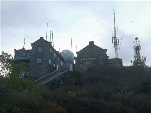 雨后泰山 云雾起 秋意浓