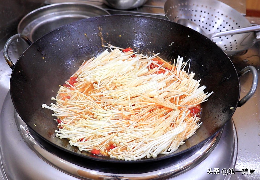 金针菇搭配它天生一对，脆嫩可口，鲜香入味，做一大盘不够吃