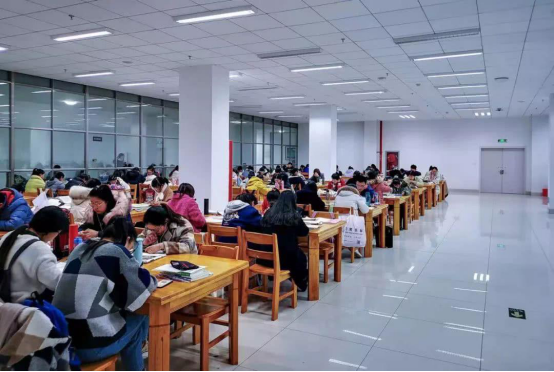 复旦经院不招学硕，而专硕学费超10万，“穷人”孩子学不起金融了