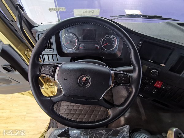 德龙x3000天然气牵引车,整个驾驶室内部一眼看上去空间非常的大,内饰