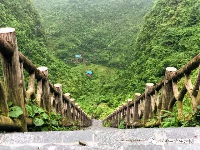 日暮苍山远，天寒白屋贫