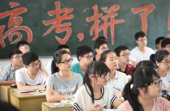 时代少年团刘耀文，陷入“升学”风波，被调侃巴蜀中学一日游