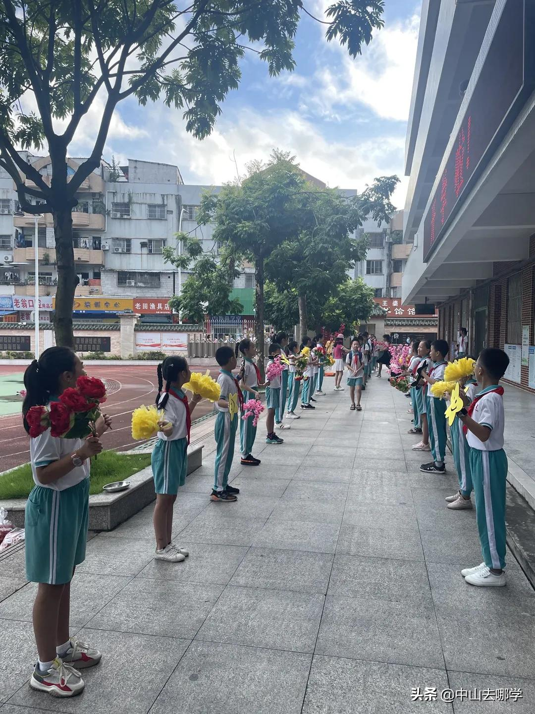 开学啦！现场多图预警：妈趴窗，爹爬墙，脸贴地！场面过于欢乐