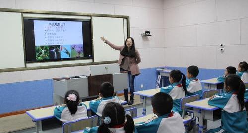 校长痛批教师上课两大现象，老师：烦请领导放下麦克风，站着开会