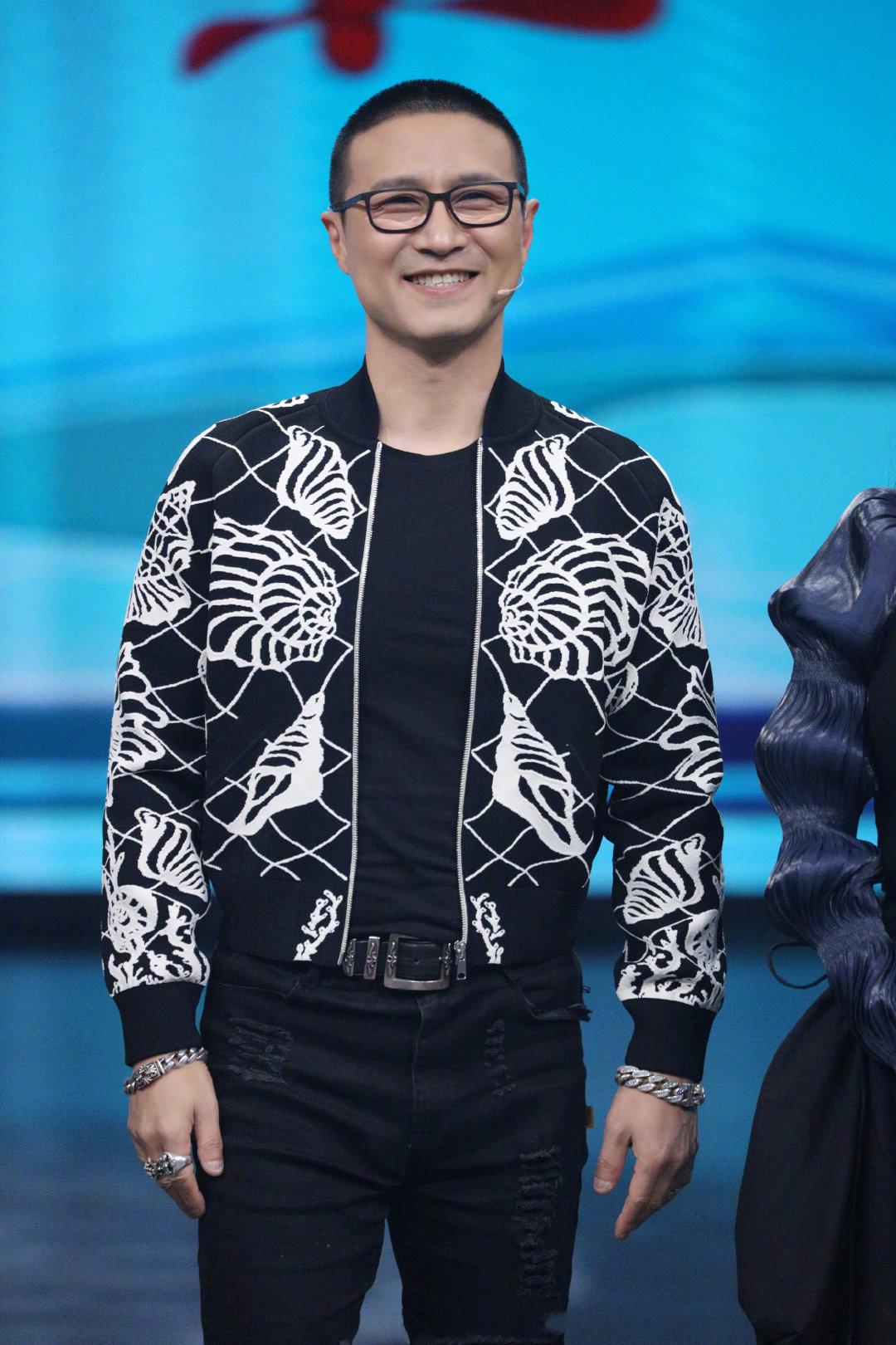 汪峰穿印花夹克配寸头,轻松告别油腻感