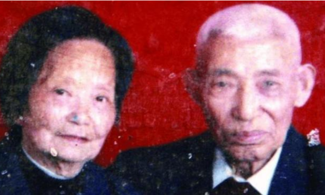 重庆83岁老人相亲结婚，收到证书时发现，新娘竟然取消了60年前的配合