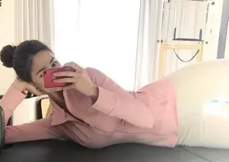 健身模特大街上骑单车，身穿瑜伽裤，尽显凸凹好身材