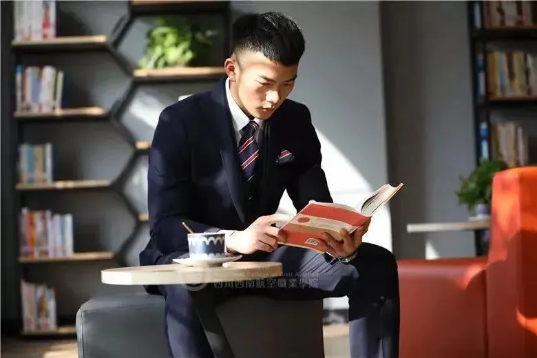 这座童话古堡是四川最美大学，未来中国机长的摇篮