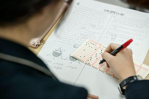 高考出现的神仙卷面火了，字迹工整好像印刷体，老师都不忍心扣分