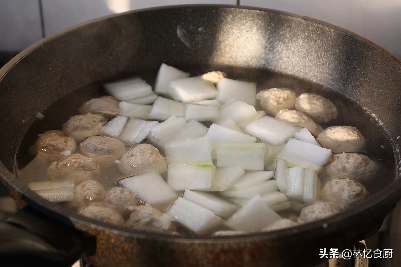 水煮丸子的家常做法（美味简单的清水丸子的烹饪指南）