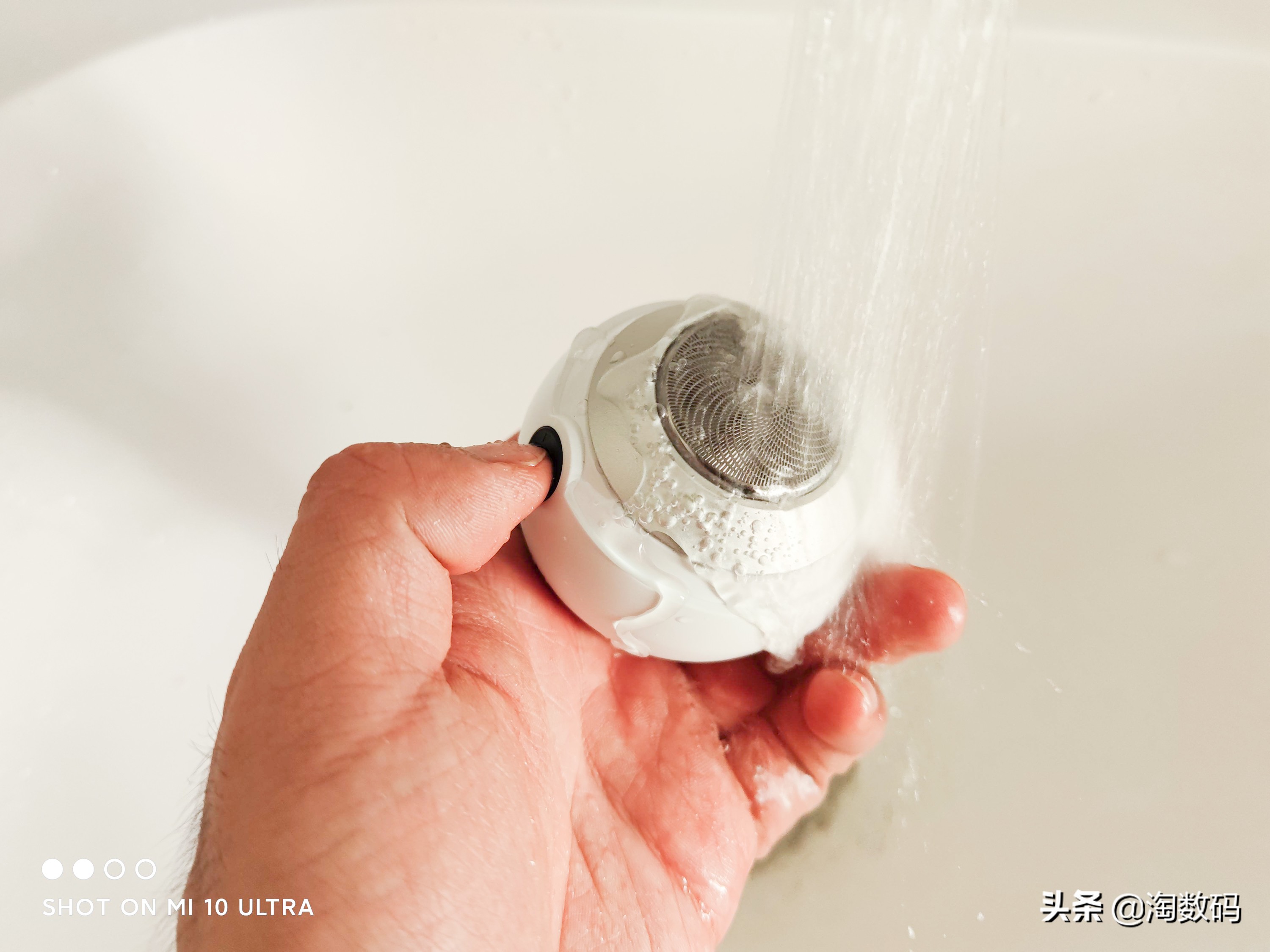 这“摄像头”是个IPX7整机防水的Type-C磁吸快充型剃须刀，晒个单