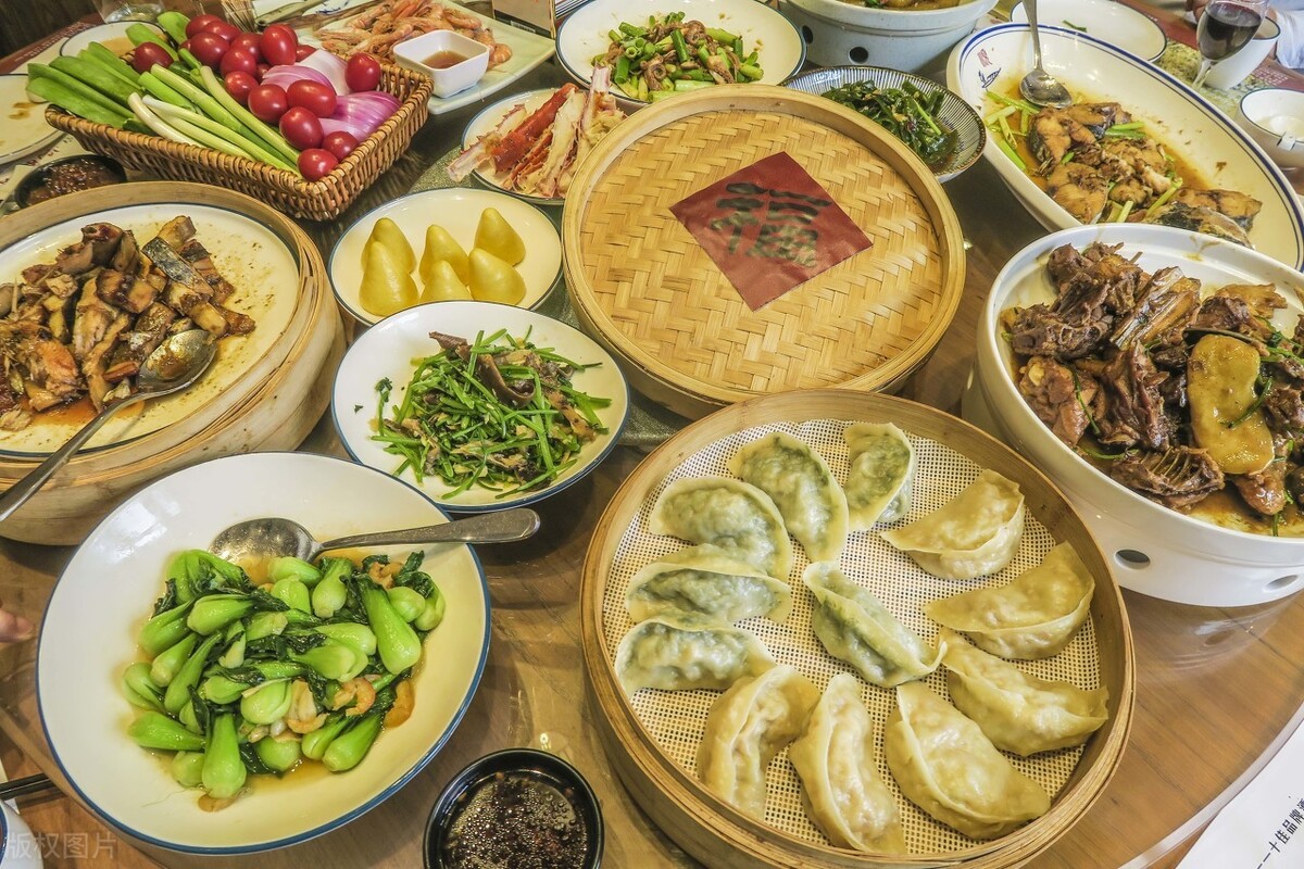 贵州夫妻开菜馆，利用免费的白酒，年赚100万，方法具有实操性