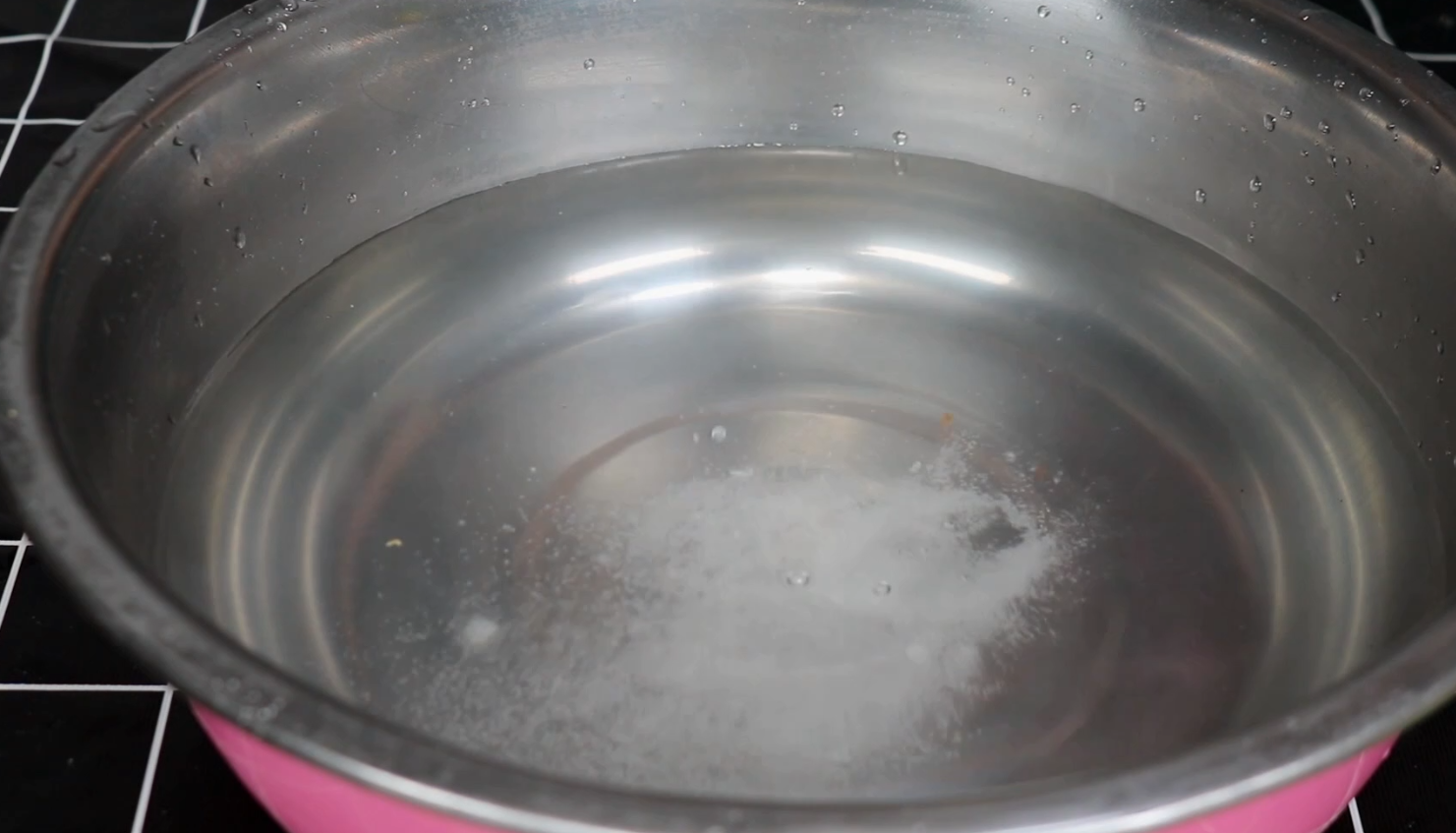 腊肠没吃完，万不可直接放冰箱保存，教你一招，吃一年不变质