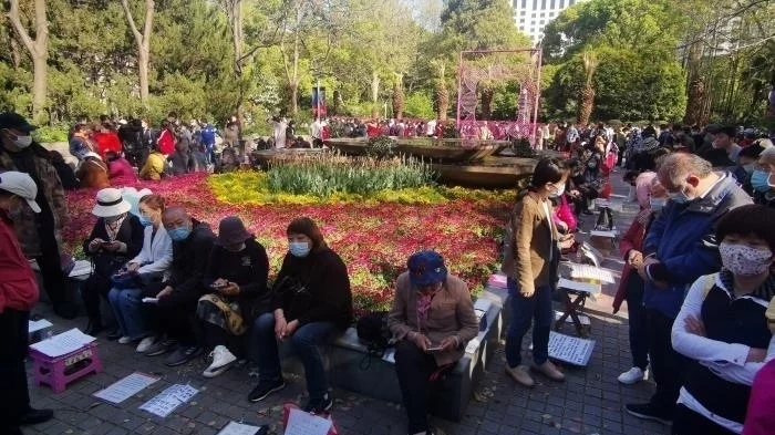 上海人民公园相亲角(上海人民公园相亲角:父母替大龄子女相亲,"明码