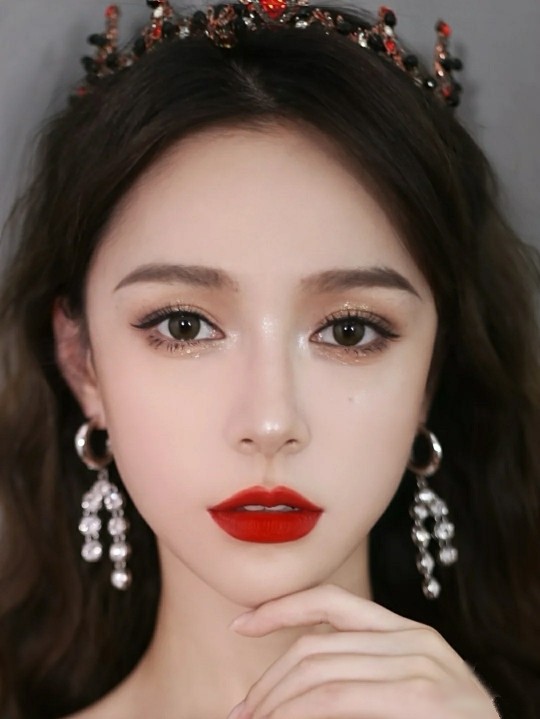 香奈儿42、YSL12、阿玛尼黑管唇釉501（红肿唇膏色）。