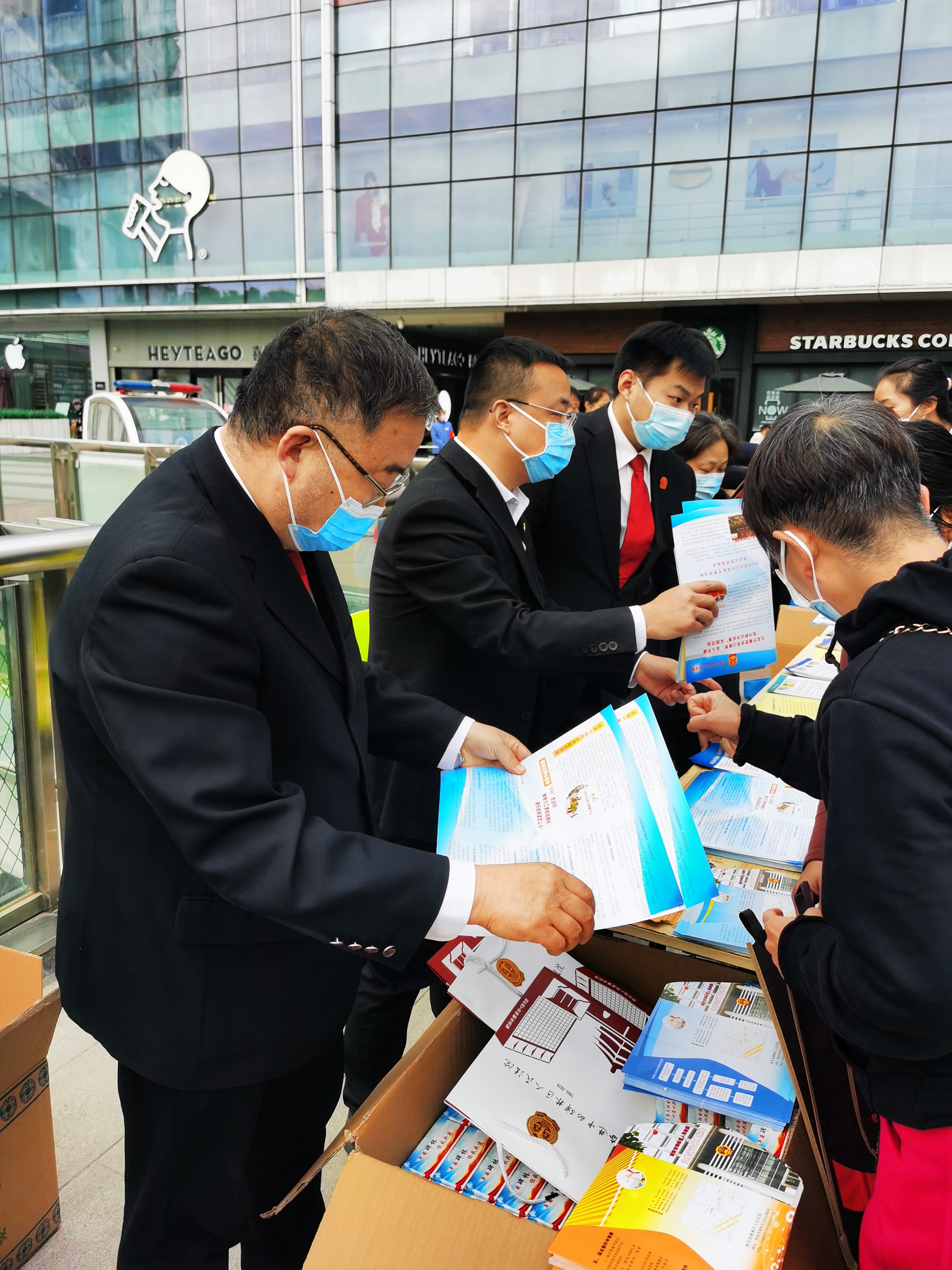 西安市碑林区人民法院联合辖区街道办事处开展社会治理和平安建设宣传活动