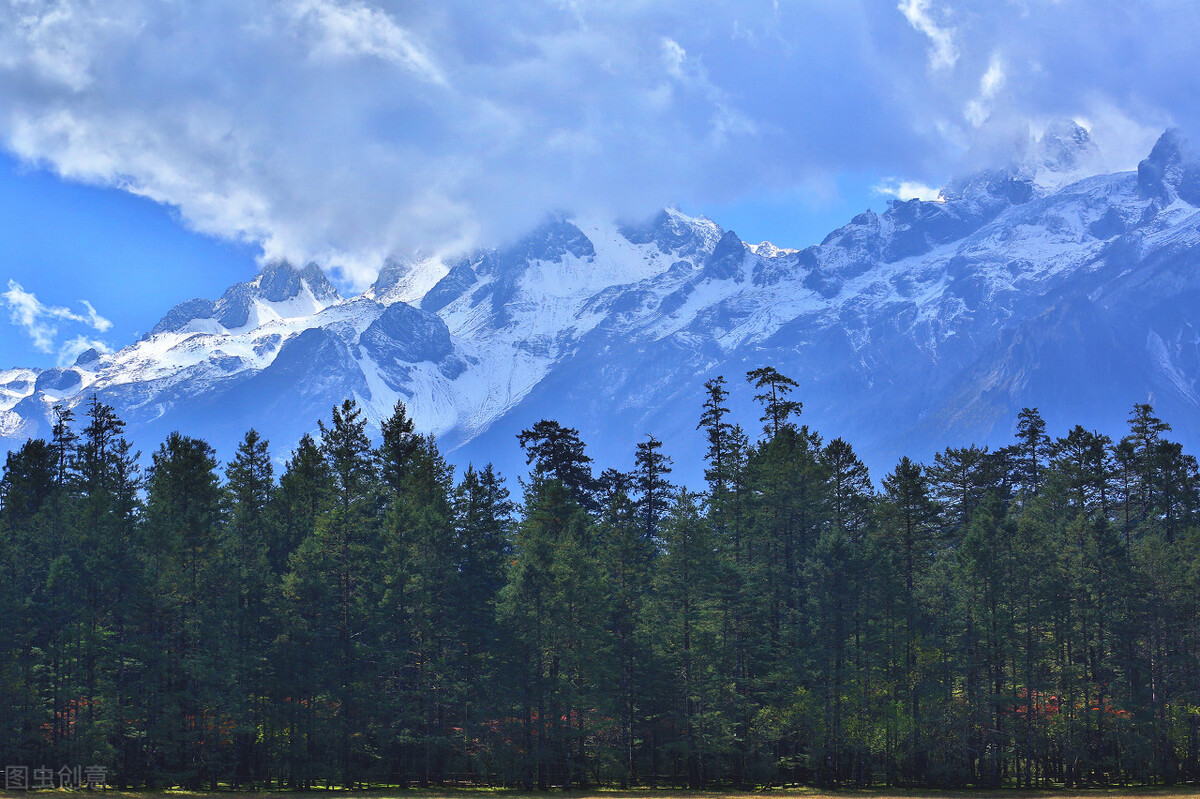 玉龙雪山山麓的蓝月谷，是蔚蓝天空送给丽江的永恒印记