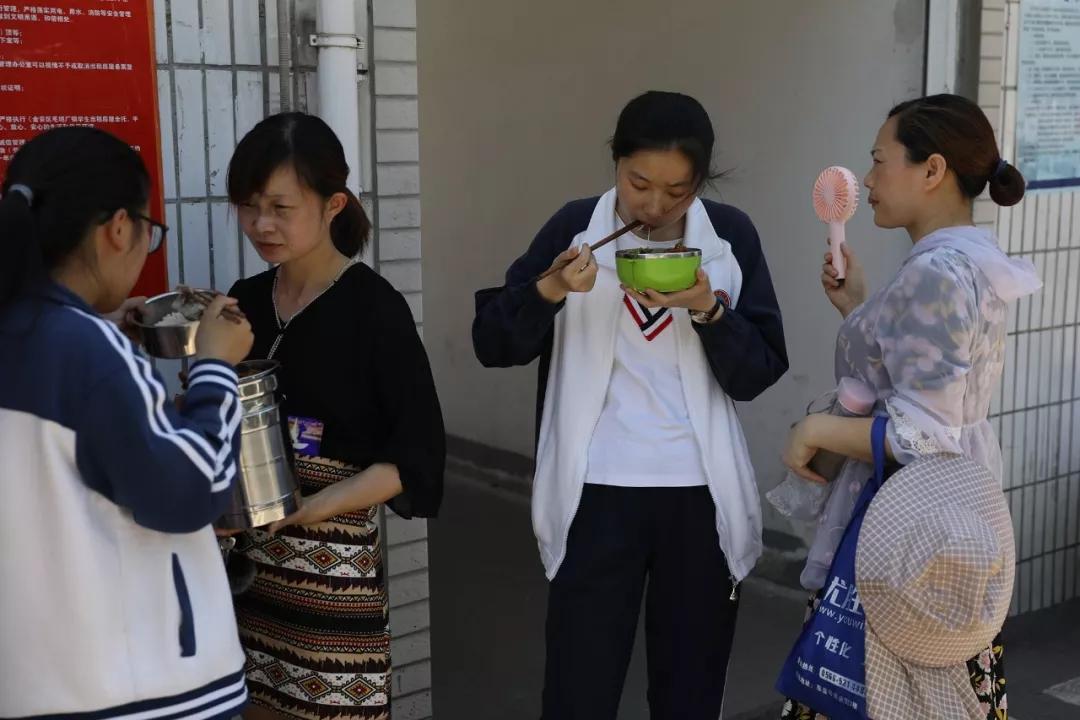 这里有年入200万的陪读和日入3万的代购？千万包裹真实还原“亚洲最大高考工厂”