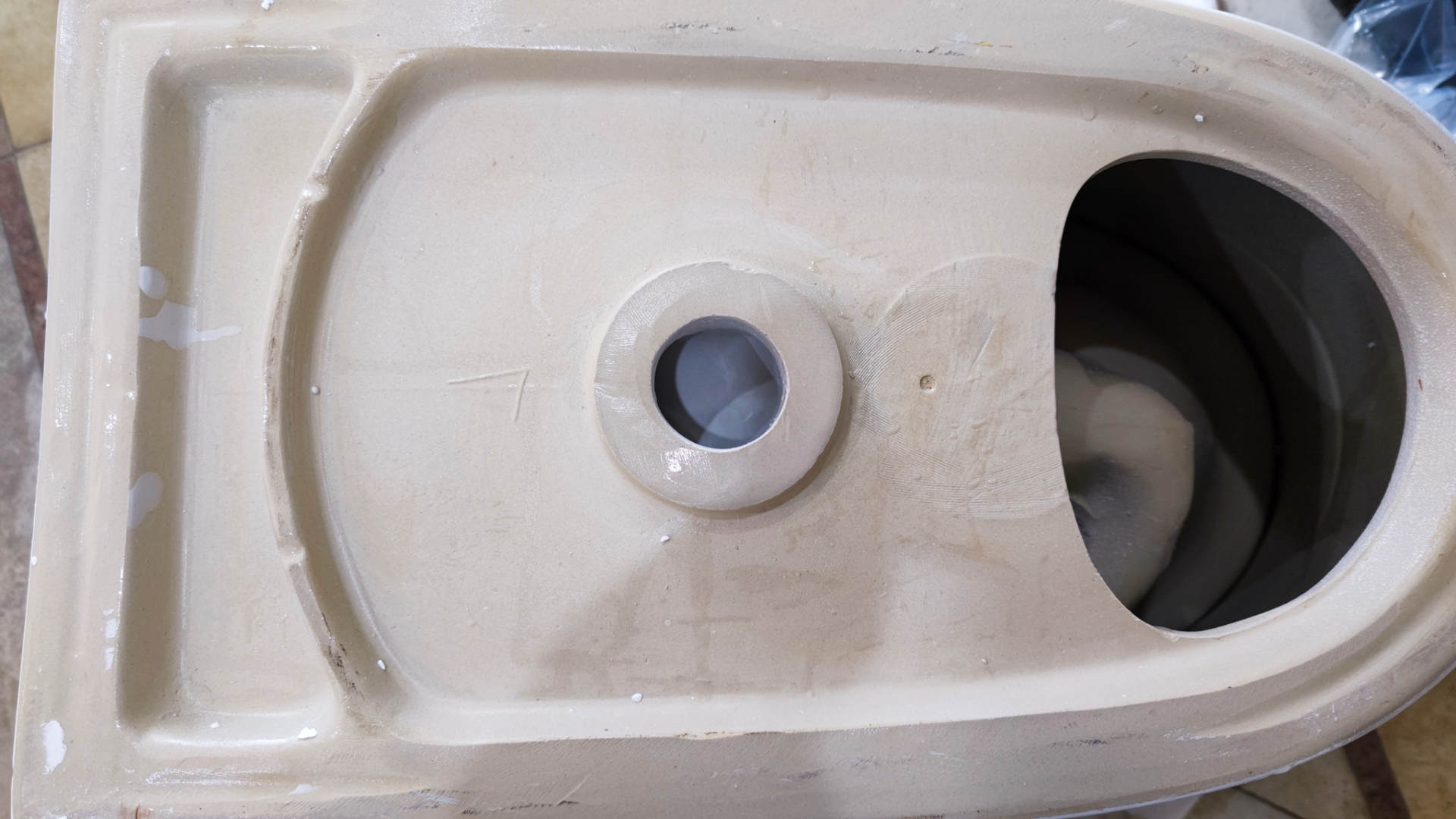 马桶内侧是否使用了全釉也是判断马桶好坏的一个标准,翻开底部看看