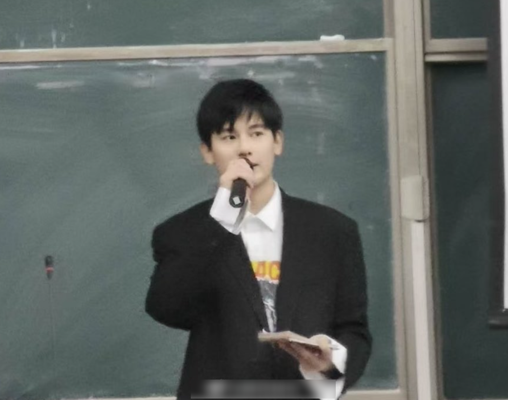胡先煦现身大学被抓拍，失去了精修待遇，生图下的颜值令人吃惊
