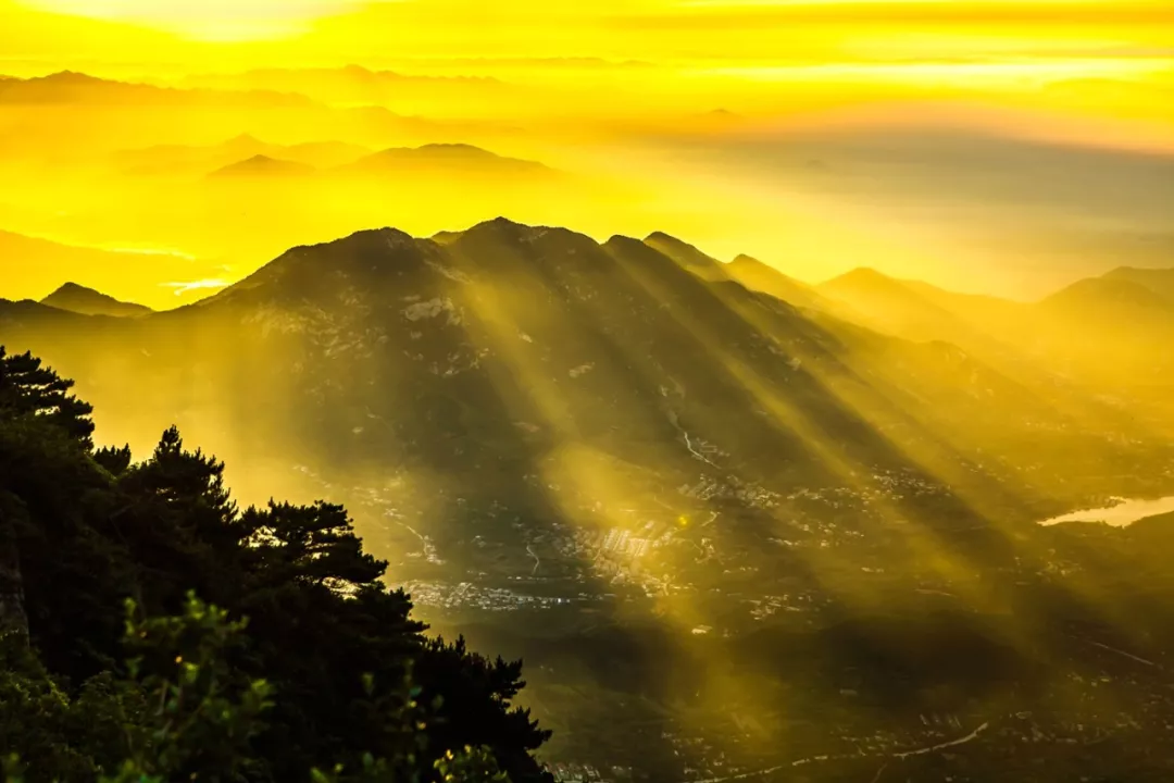 泰山有四大奇觀:泰山日出,雲海玉盤,晚霞夕照,泰山佛光,其中日出是最