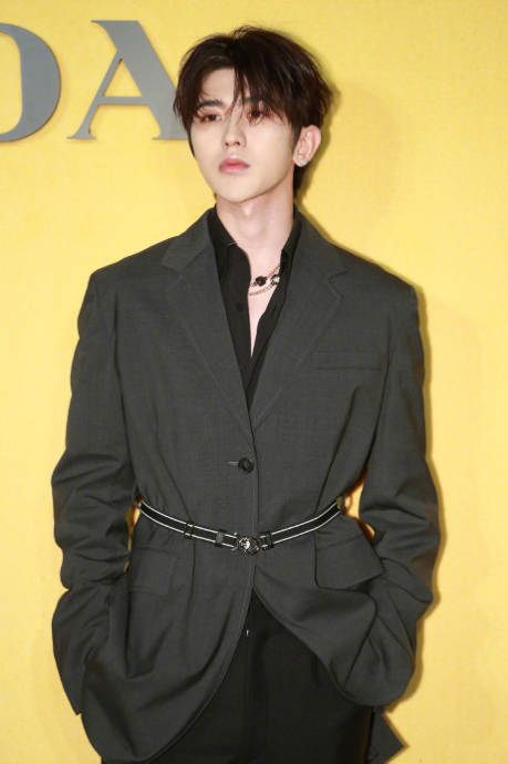 INTO1费加罗首刊发售，终于get到林墨颜值，刘宇像低配版蔡徐坤