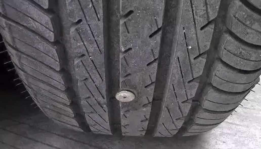 轮胎扎了钉子要不要拔出来？这四种操作方法请看看
