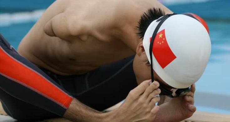 无臂高材生杨孟衡：用脚写字考出高考状元，寒门贵子的逆袭