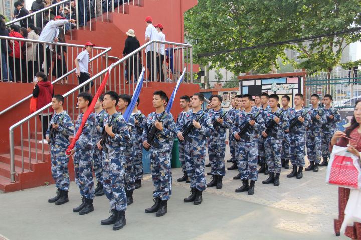 这些高中的校服令人眼前一亮，打破国人对校服的刻板印象！