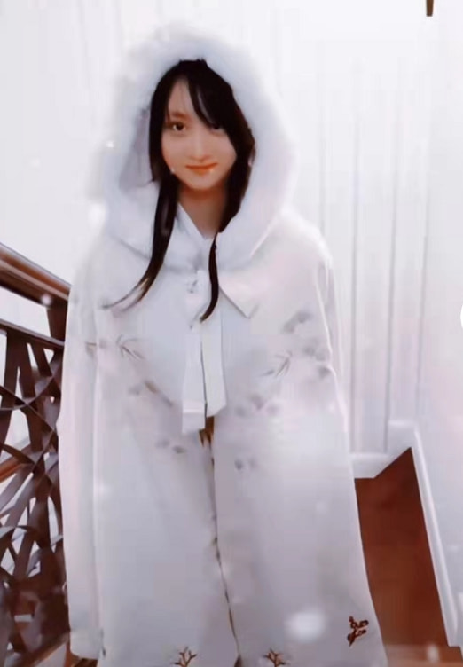 幸福！田亮重现8年前与女儿温情瞬间，单手抱13岁森碟直呼费劲