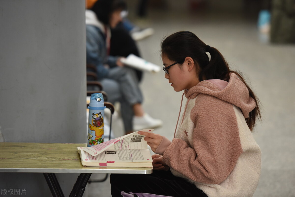 邮费到付？研究生录取通知书能有多“寒碜”，看完只想吐槽