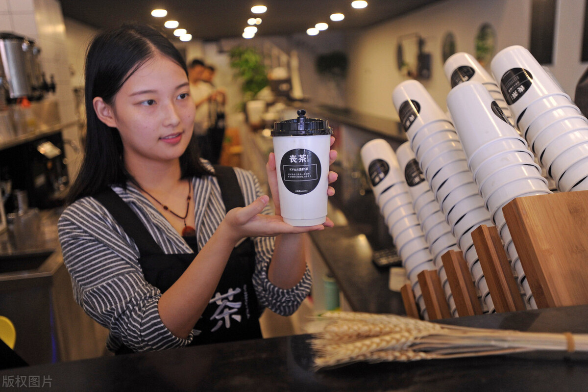 重庆美女开奶茶店，顾客买奶茶送红包，利用这招年赚80万，可借鉴