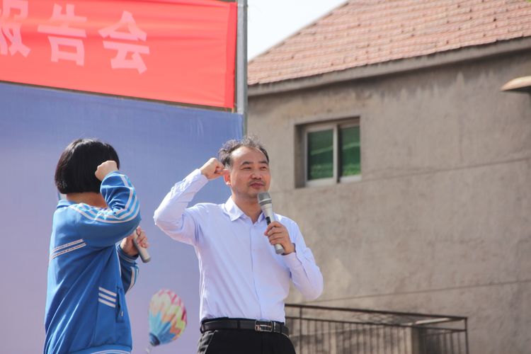 “清华馒头神”来邯郸临漳四中作励志报告，他是农民，逆袭成学霸