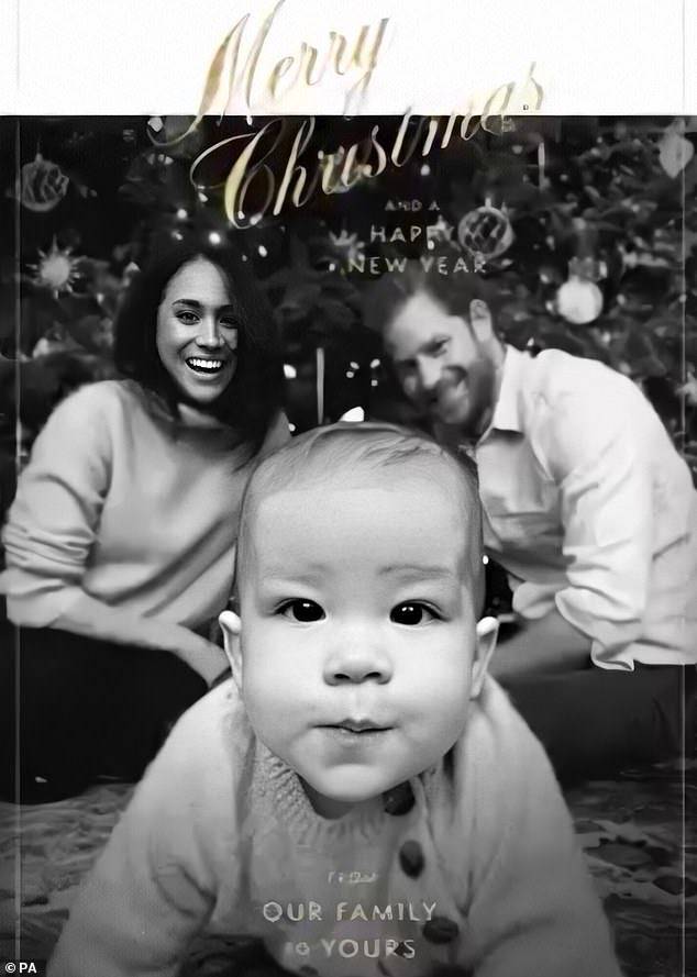 凯特圣诞亲自掌镜拍全家福，1岁半路易萌翻，乔治小夏同款笑容甜